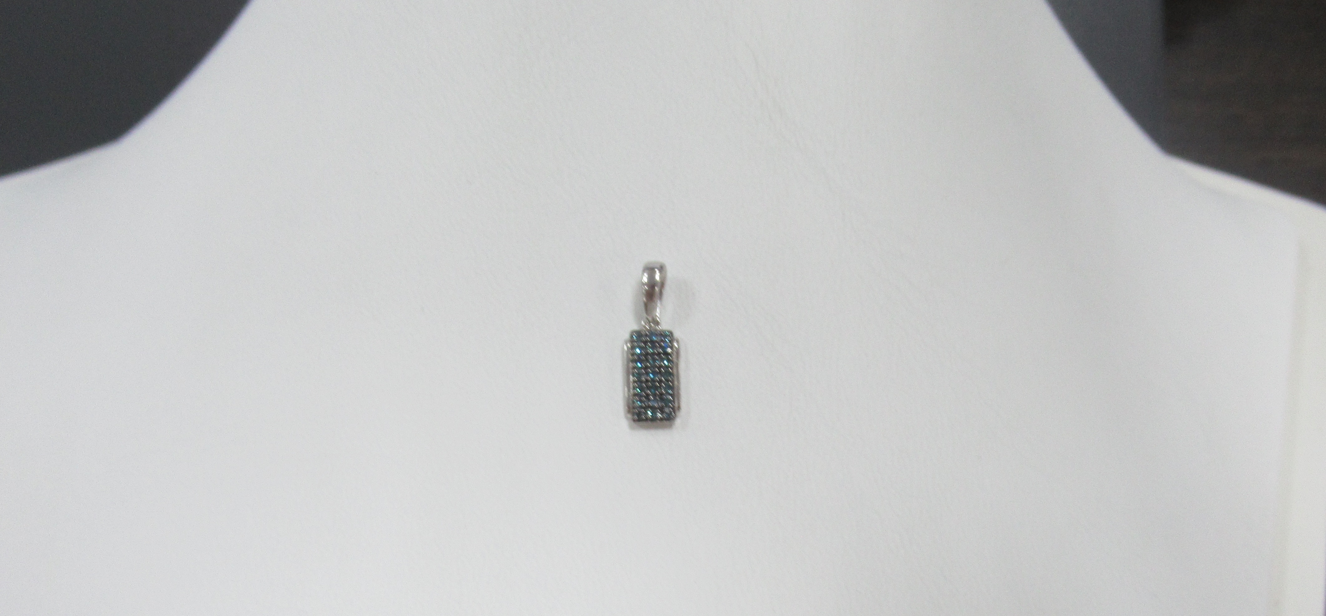 Серебряная подвеска с голубыми бриллиантами